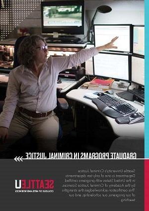 宣传册的封面上有一张女人指着电脑屏幕的照片
