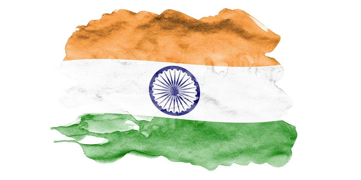 印度国旗被描绘在白色背景上的液体水彩风格. 不小心用国旗画底纹.