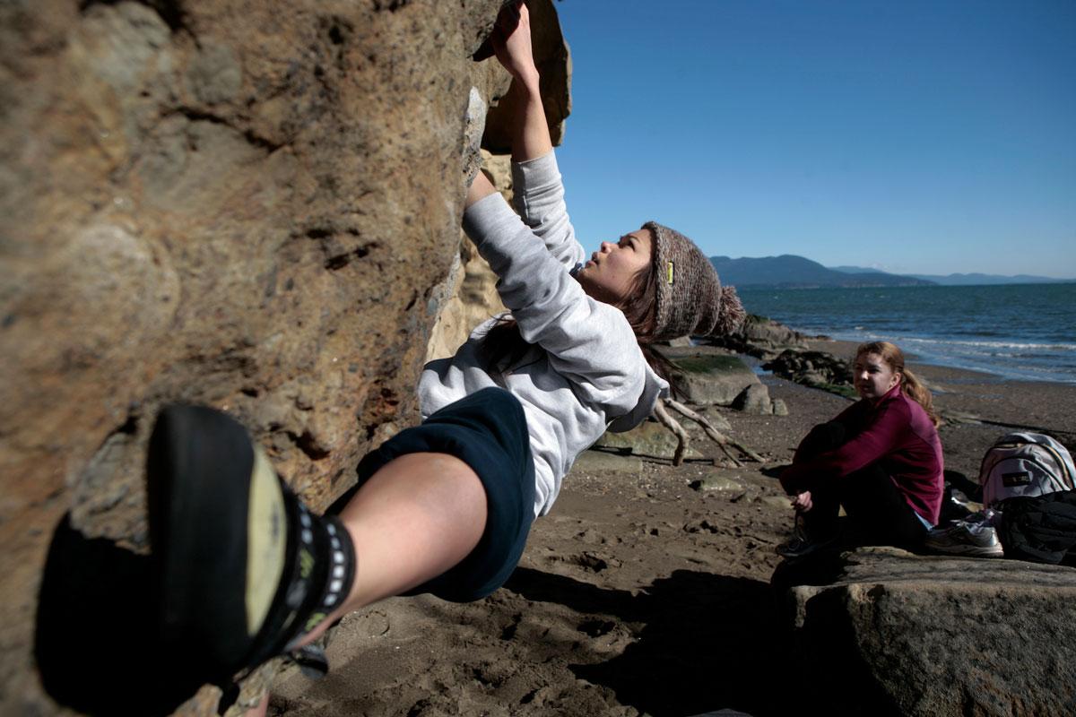 学生们攀岩拉腊比州立公园和克莱顿海滩的沙崖.